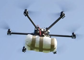 Dron sobrevuela el cielo en Tijuana antes de causar explosiones sobre instalaciones de la Fiscalía General del Estado de Baja California.