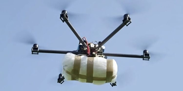 Dron sobrevuela el cielo en Tijuana antes de causar explosiones sobre instalaciones de la Fiscalía General del Estado de Baja California.