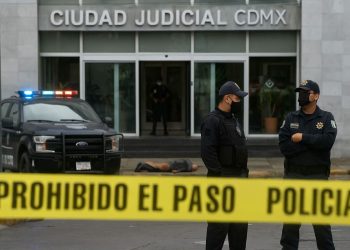 Policías resguardan la entrada de la Ciudad Judicial tras el asesinato del abogado David Cohen en CDMX.