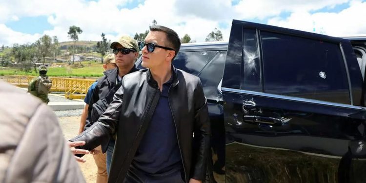 Vehículo presidencial dañado tras ataque en Ecuador durante protestas indígenas