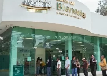 Adultos mayores hacen fila en una sucursal del Banco del Bienestar para cobrar su pensión en México.
