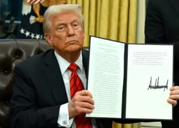 Donald Trump muestra un documento firmado tras anunciar que el arancel del 25 % sobre camiones entrará en vigor el 1 de noviembre de 2025.