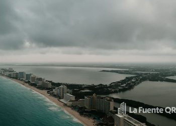 Vista aérea de Cancún con cielo nublado y mar Caribe al fondo, representando el pronóstico de lluvias y ambiente templado en Quintana Roo el 11 de octubre de 2025.