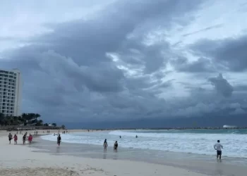 Clima en Cancún: Martes 14 de octubre de 2025 con lluvias y cielo nublado