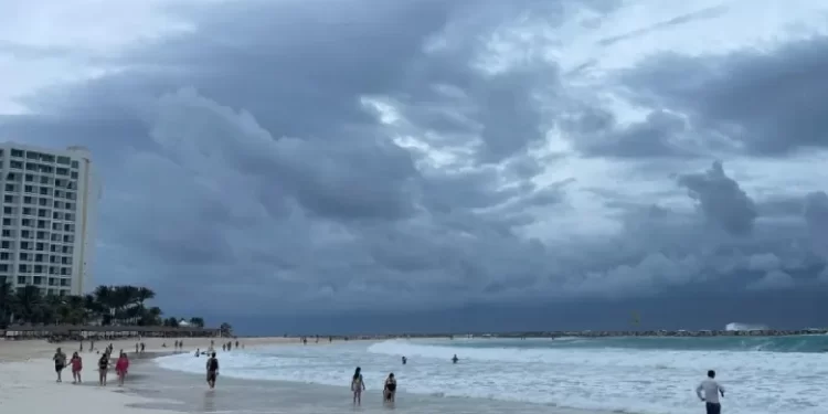 Clima en Cancún: Martes 14 de octubre de 2025 con lluvias y cielo nublado