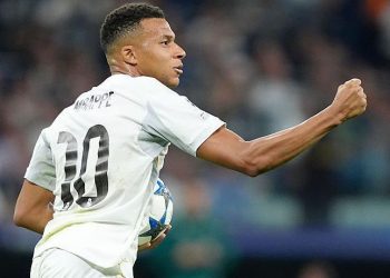 Mbappé con la camiseta del Real Madrid durante un partido de LaLiga, clave en la victoria que los mantiene líderes antes del Clásico.