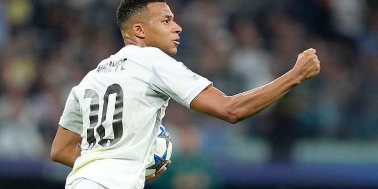 Mbappé con la camiseta del Real Madrid durante un partido de LaLiga, clave en la victoria que los mantiene líderes antes del Clásico.