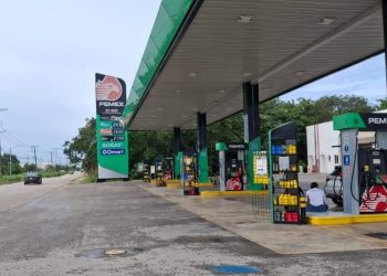 Vehículos en fila frente a gasolinera sin servicio en Cancún