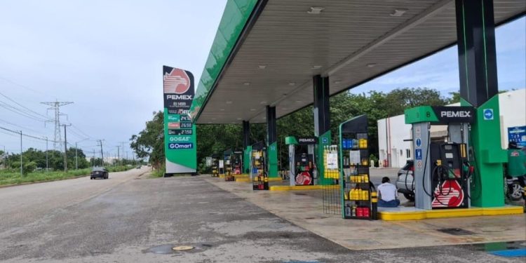 Vehículos en fila frente a gasolinera sin servicio en Cancún