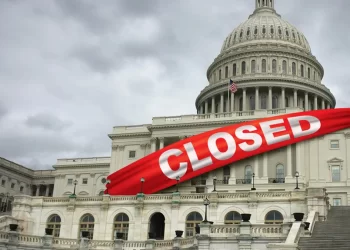 Imagen del Capitolio de Estados Unidos con letrero de cerrado por cierre de Gobierno.