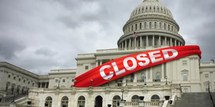 Imagen del Capitolio de Estados Unidos con letrero de cerrado por cierre de Gobierno.