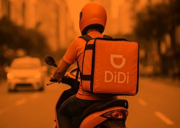 Repartidor de DiDi en motocicleta durante la caída de la aplicación en México