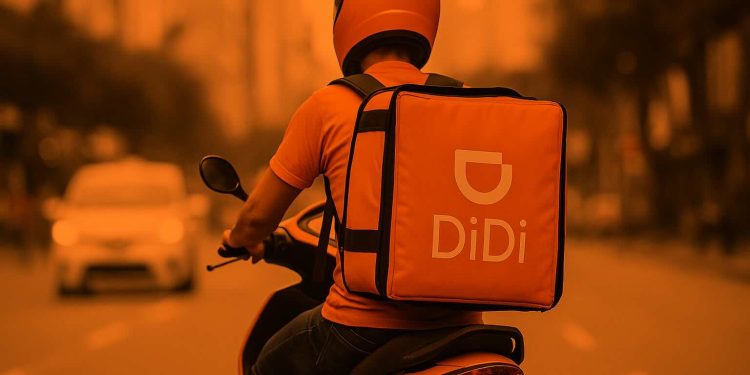Repartidor de DiDi en motocicleta durante la caída de la aplicación en México