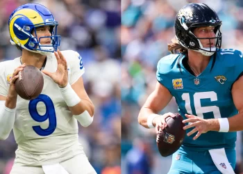 Quarterbacks de los Rams y Jaguars preparándose para lanzar el balón antes del juego internacional en Londres de la NFL 2025.