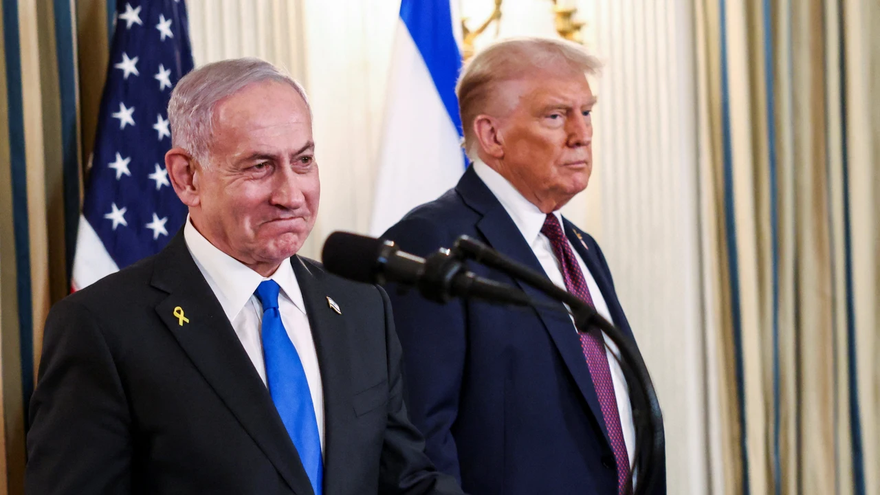 Benjamín Netanyahu y Donald Trump durante una conferencia sobre el acuerdo de paz en Gaza, con banderas de Estados Unidos e Israel de fondo.