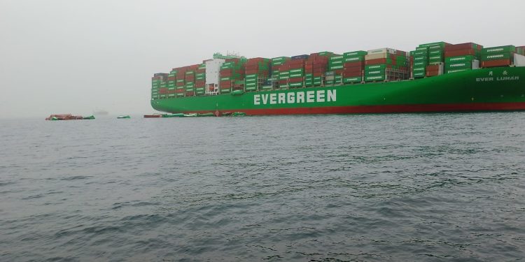 Contenedores flotando en el mar tras accidente de buque Evergreen en el Callao, Perú