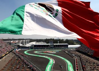 Gran bandera de México ondea sobre el Autódromo Hermanos Rodríguez durante el GP de México de Fórmula 1.
