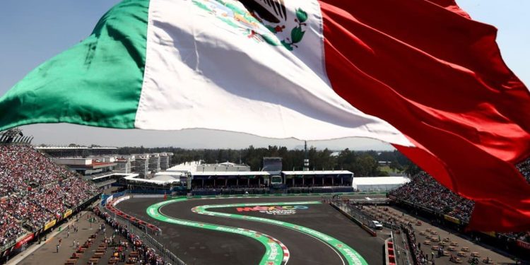 Gran bandera de México ondea sobre el Autódromo Hermanos Rodríguez durante el GP de México de Fórmula 1.