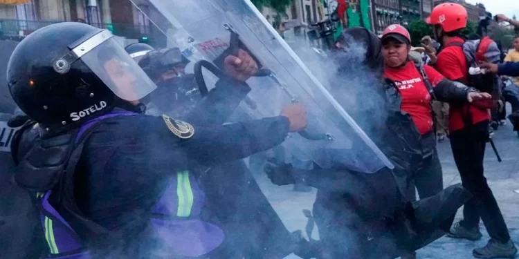 Violencia en marcha del 2 de Octubre deja 94 policías heridos