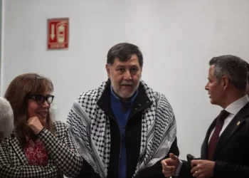Fernández Noroña utilizó avión privado extranjero pese a restricciones legales