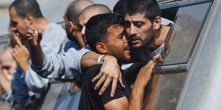 Cruzan a Egipto 154 palestinos liberados por Israel