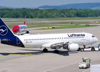 Hombre apuñala con un tenedor a dos menores en pleno vuelo; avión aterriza de emergencia en Boston