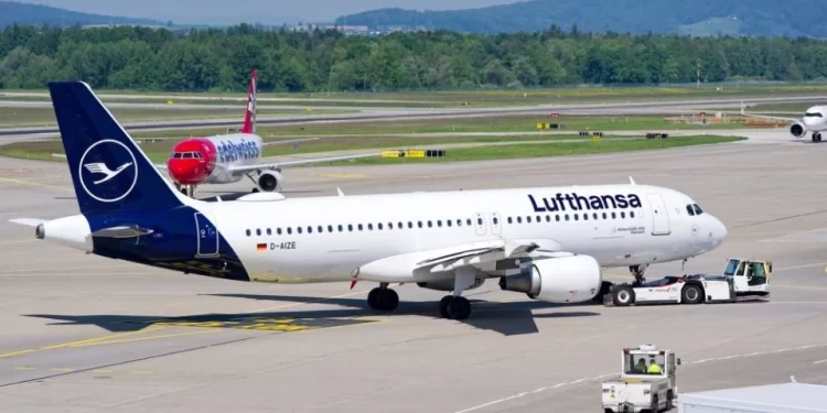 Hombre apuñala con un tenedor a dos menores en pleno vuelo; avión aterriza de emergencia en Boston