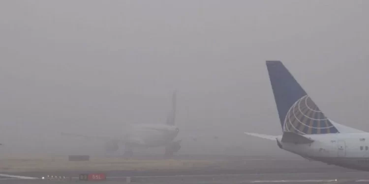 Banco de niebla afecta operaciones aéreas en el AICM esta mañana