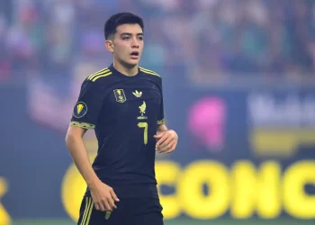 Gilberto Mora, mediocampista de México Sub-20, durante el partido del Mundial Sub-20 con la camiseta negra con detalles dorados.