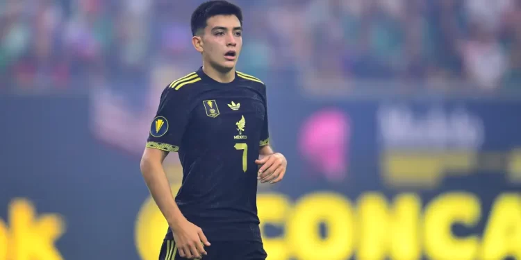 Gilberto Mora, mediocampista de México Sub-20, durante el partido del Mundial Sub-20 con la camiseta negra con detalles dorados.