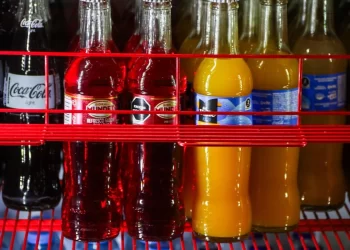 Refresqueras anuncian reducción del 30 % de azúcar y apuestan por bebidas light y zero