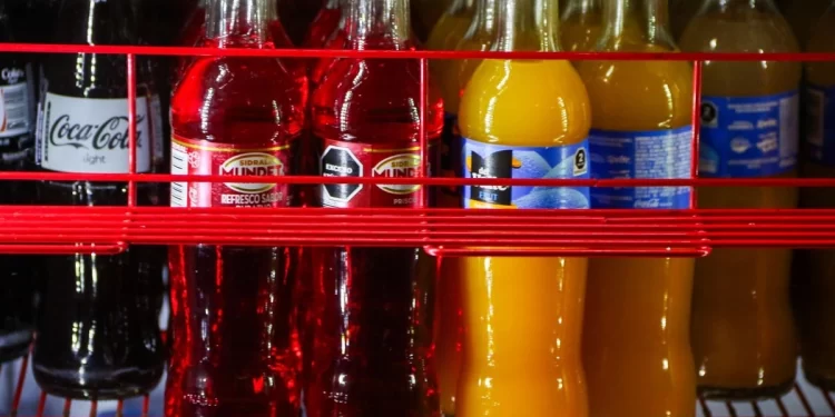 Refresqueras anuncian reducción del 30 % de azúcar y apuestan por bebidas light y zero
