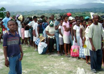 Familias haitianas caminan en busca de alimentos en medio de la crisis humanitaria y de hambre extrema.