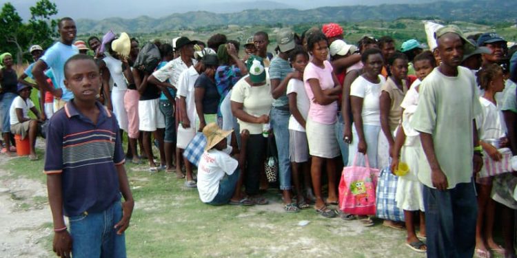 Familias haitianas caminan en busca de alimentos en medio de la crisis humanitaria y de hambre extrema.
