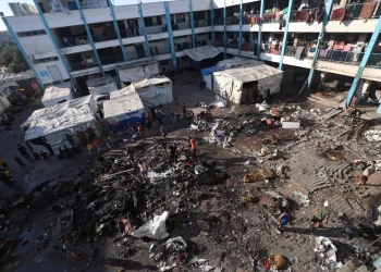 Refugio improvisado en Gaza dañado tras los bombardeos, con civiles inspeccionando el lugar tras el anuncio del alto al fuego por parte de Israel.
