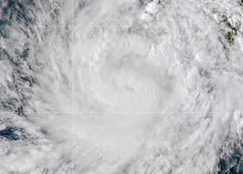Imagen satelital del huracán Priscilla avanzando por el Pacífico mexicano con nubosidad densa y formación del ojo del ciclón.