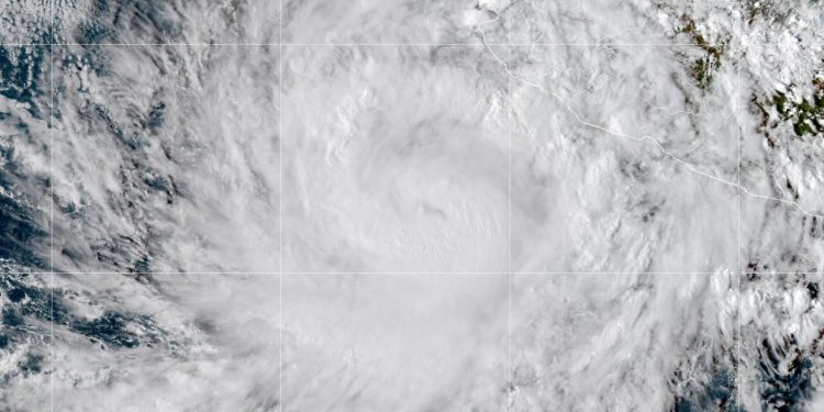 Imagen satelital del huracán Priscilla avanzando por el Pacífico mexicano con nubosidad densa y formación del ojo del ciclón.