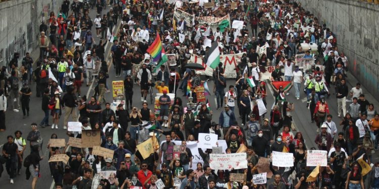 Multitud de personas marchando en la Ciudad de México el 2 de octubre de 2025.