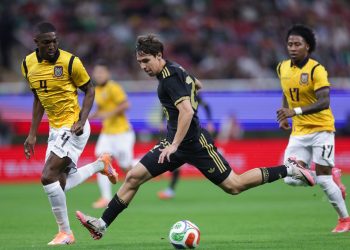 Jugador de México intenta superar a dos defensores de Ecuador durante el partido amistoso disputado en Houston rumbo al Mundial 2026.