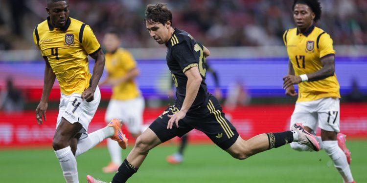 Jugador de México intenta superar a dos defensores de Ecuador durante el partido amistoso disputado en Houston rumbo al Mundial 2026.