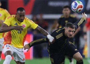 Jugador de Colombia disputa el balón con un mexicano durante el amistoso en Dallas donde México sufrió una dura goleada.