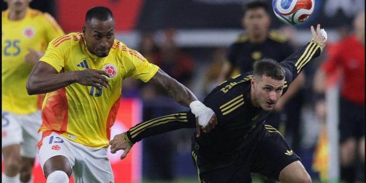 Jugador de Colombia disputa el balón con un mexicano durante el amistoso en Dallas donde México sufrió una dura goleada.