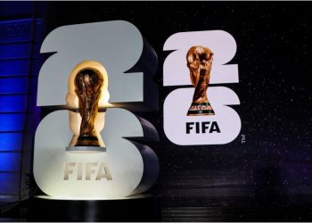 Logotipo oficial del Mundial 2026 con el trofeo de la FIFA iluminado durante su presentación.
