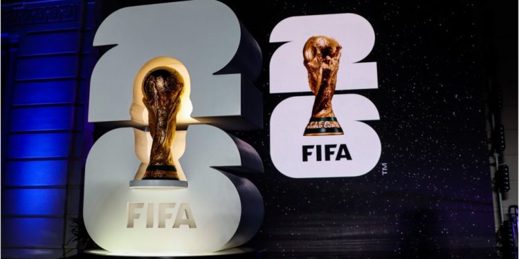 Logotipo oficial del Mundial 2026 con el trofeo de la FIFA iluminado durante su presentación.