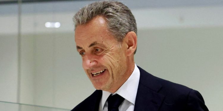 Nicolas Sarkozy, ex presidente de Francia, es encarcelado en París por financiamiento ilegal de campaña