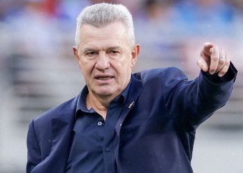 Javier Aguirre dando indicaciones durante su etapa como entrenador del Atlético de Madrid.