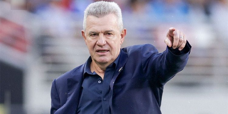 Javier Aguirre dando indicaciones durante su etapa como entrenador del Atlético de Madrid.