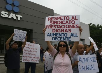 Trabajadores del SAT protestan en oficinas fiscales durante el paro nacional en México.