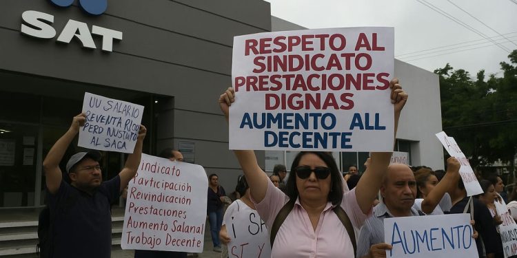 Trabajadores del SAT protestan en oficinas fiscales durante el paro nacional en México.