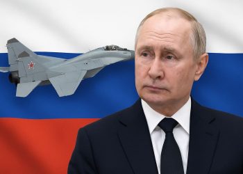 Vladimir Putin frente a la bandera de Rusia con un jet militar ruso en vuelo, simbolizando la defensa aérea rusa